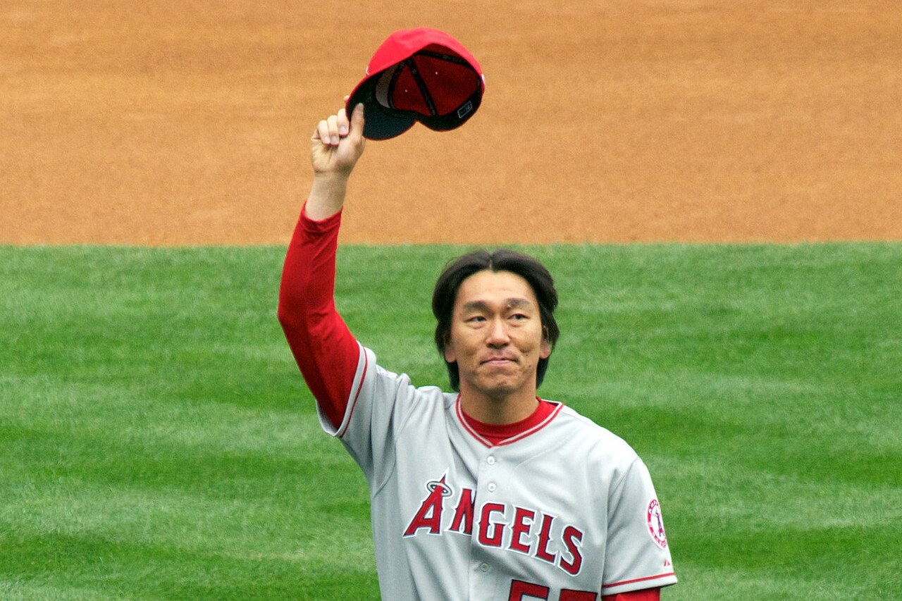 メジャーリーグで、帽子を掲げて声援に応える松井氏